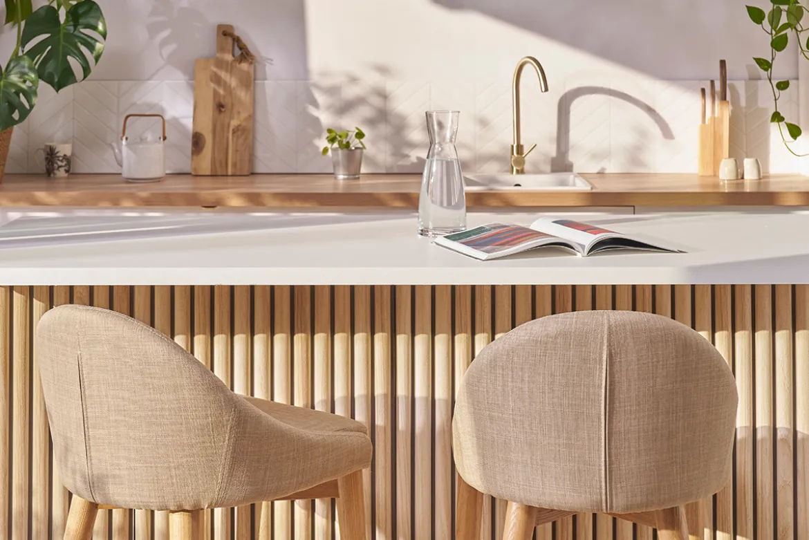 Tabourets de bar scandinaves en tissu beige et frêne massif H66 cm (lot de 2) DALIA