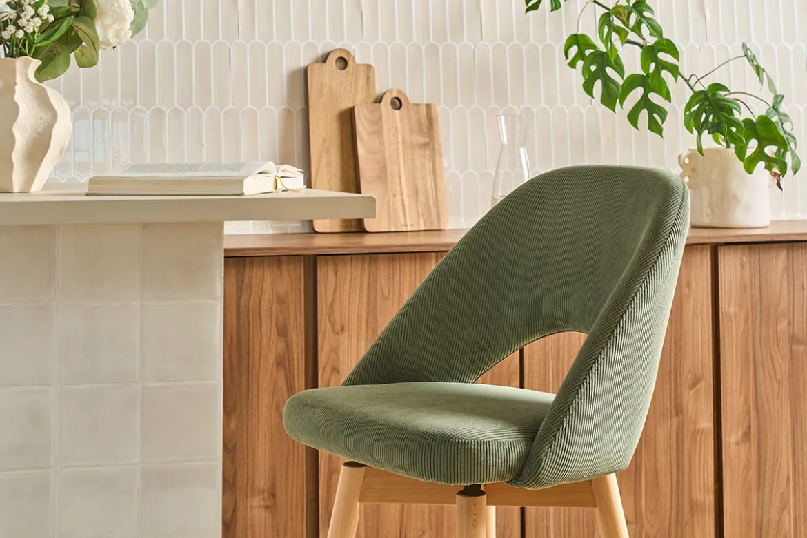 Tabourets de bar scandinaves en tissu velours côtelé vert kaki et hévéa massif 65 cm (lot de 2) COSETTE