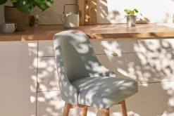 Tabourets de bar scandinaves pivotants 360° en tissu gris clair et bois hêtre massif H65 cm (lot de 2) HASTA