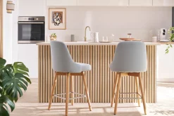 Tabourets de bar scandinaves pivotants 360° en tissu gris clair et bois hêtre massif H65 cm (lot de 2) HASTA