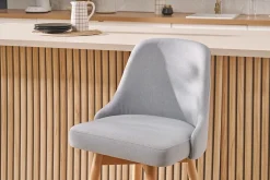 Tabourets de bar scandinaves pivotants 360° en tissu gris clair et bois hêtre massif H65 cm (lot de 2) HASTA