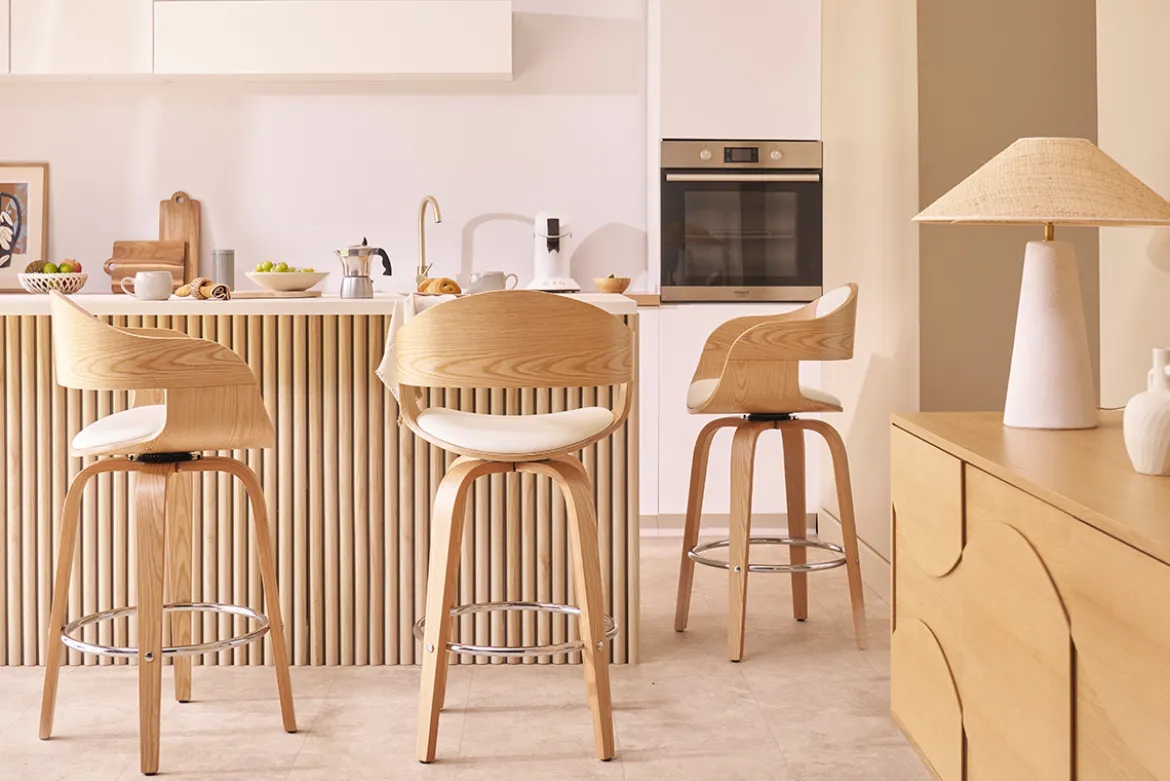 Tabourets de bar scandinaves pivotants 360° en bois clair H67.5 cm (lot de 2) GAO