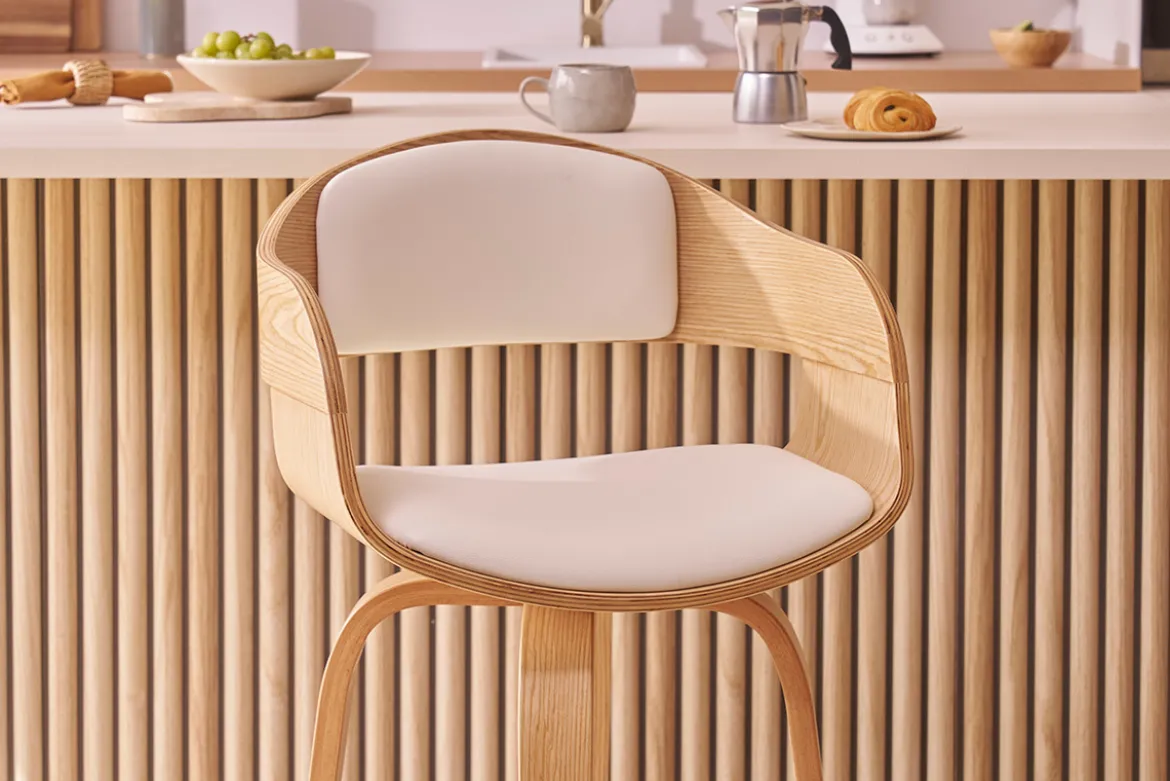 Tabourets de bar scandinaves pivotants 360° en bois clair H67.5 cm (lot de 2) GAO