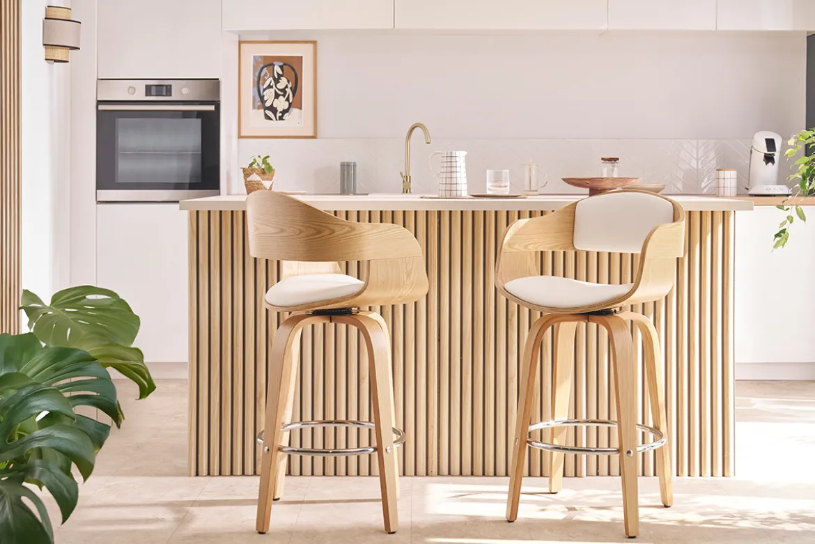 Tabourets de bar scandinaves pivotants 360° en bois clair H67.5 cm (lot de 2) GAO
