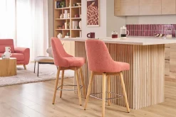 Tabourets de bar scandinaves pivotants 360° en tissu effet velours texturé terracotta et bois hêtre massif H65 cm (lot de 2) HASTA