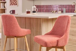 Tabourets de bar scandinaves pivotants 360° en tissu effet velours texturé terracotta et bois hêtre massif H65 cm (lot de 2) HASTA