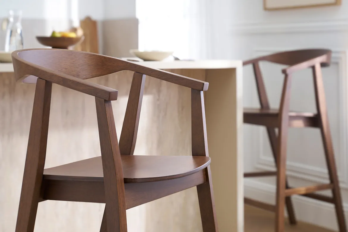 Tabourets de bar scandinaves en bois foncé H66.5 cm (lot de 2) BAHIA