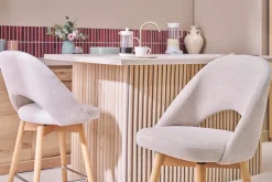 Tabourets de bar scandinaves tissu effet velours texturé beige et hévéa massif 65 cm (lot de 2) COSETTE