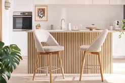 Tabourets de bar scandinaves tissu effet velours texturé beige et hévéa massif 65 cm (lot de 2) COSETTE