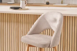 Tabourets de bar scandinaves tissu effet velours texturé beige et hévéa massif 65 cm (lot de 2) COSETTE