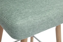 Tabourets de bar scandinaves pivotants 360° en tissu effet velours texturé vert céladon et bois hêtre massif H65 cm (lot de 2) HASTA