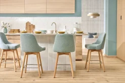 Tabourets de bar scandinaves pivotants 360° en tissu effet velours texturé vert céladon et bois hêtre massif H65 cm (lot de 2) HASTA