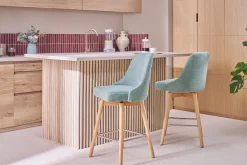 Tabourets de bar scandinaves pivotants 360° en tissu effet velours texturé vert céladon et bois hêtre massif H65 cm (lot de 2) HASTA