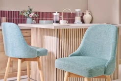 Tabourets de bar scandinaves pivotants 360° en tissu effet velours texturé vert céladon et bois hêtre massif H65 cm (lot de 2) HASTA