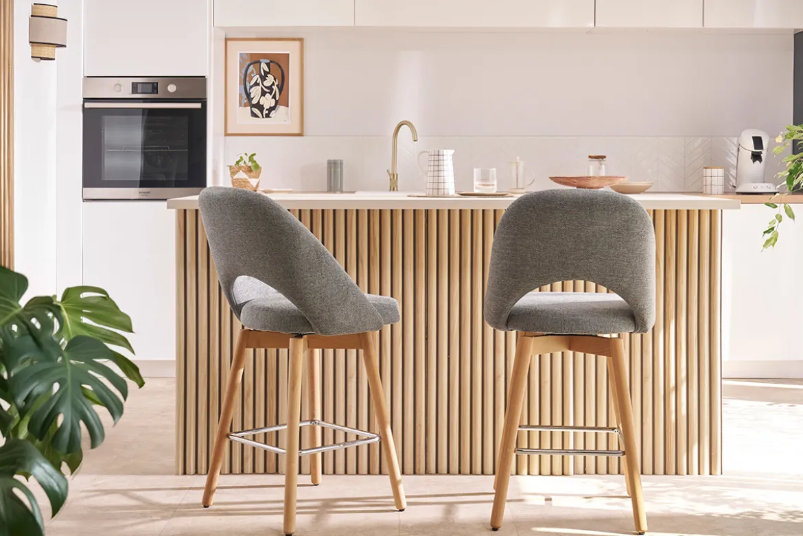 Tabourets de bar scandinaves tissu effet velours texturé gris et hévéa massif 65 cm (lot de 2) COSETTE
