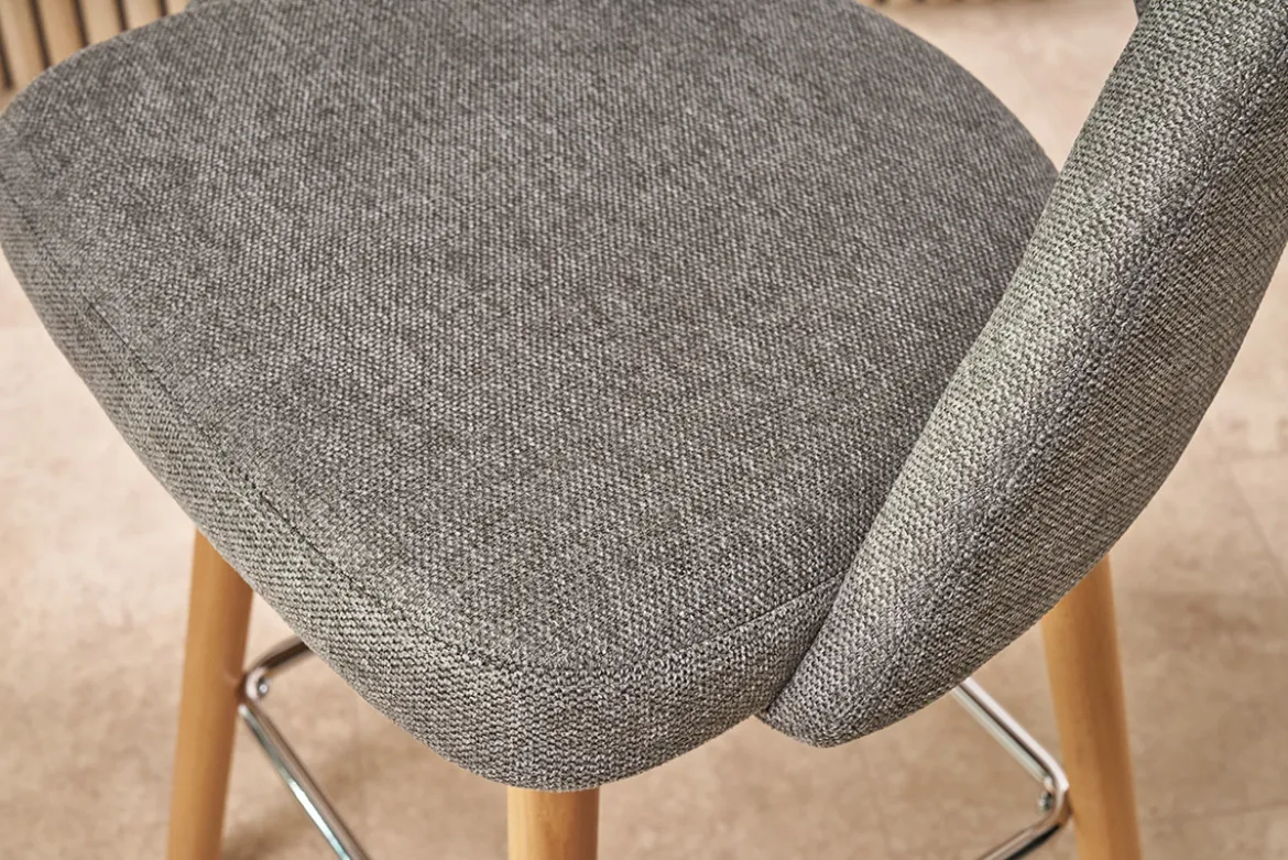 Tabourets de bar scandinaves tissu effet velours texturé gris et hévéa massif 65 cm (lot de 2) COSETTE