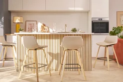 Tabourets de bar scandinaves beige et bois clair H65 cm (lot de 2) NONIE