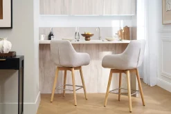 Tabourets de bar scandinaves pivotants 360° en tissu effet velours texturé beige et bois clair H65 cm (lot de 2) ALESS