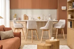 Tabourets de bar scandinaves pivotants 360° en tissu effet velours texturé beige et bois clair H65 cm (lot de 2) ALESS