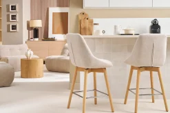 Tabourets de bar scandinaves pivotants 360° en tissu effet velours texturé beige et bois clair H65 cm (lot de 2) ALESS