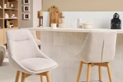 Tabourets de bar scandinaves pivotants 360° en tissu effet velours texturé beige et bois clair H65 cm (lot de 2) ALESS