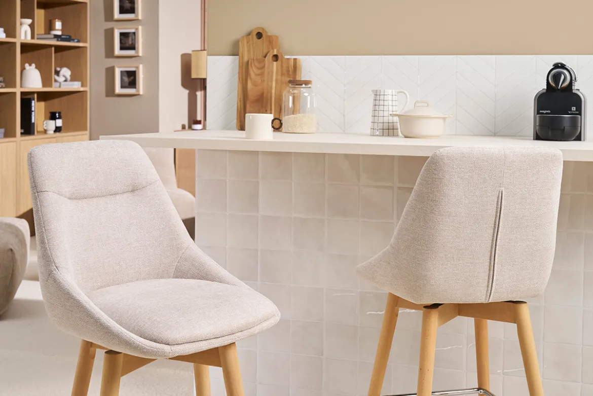 Tabourets de bar scandinaves pivotants 360° en tissu effet velours texturé beige et bois clair H65 cm (lot de 2) ALESS