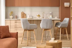 Tabourets de bar scandinaves pivotants 360° en tissu effet velours texturé gris clair et bois clair H65 cm (lot de 2) ALESS