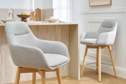 Tabourets de bar scandinaves pivotants 360° en tissu effet velours texturé gris clair et bois clair H65 cm (lot de 2) ALESS