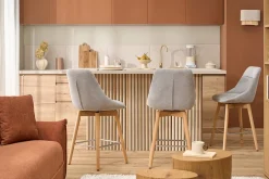 Tabourets de bar scandinaves pivotants 360° en tissu effet velours texturé gris clair et bois clair H65 cm (lot de 2) ALESS