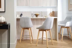 Tabourets de bar scandinaves pivotants 360° en tissu effet velours texturé gris clair et bois clair H65 cm (lot de 2) ALESS
