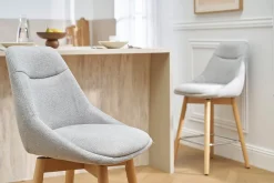 Tabourets de bar scandinaves pivotants 360° en tissu effet velours texturé gris clair et bois clair H65 cm (lot de 2) ALESS