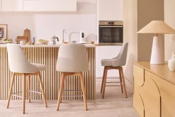 Tabourets de bar scandinaves pivotants 360° en tissu beige et bois hêtre massif H65 cm (lot de 2) HASTA