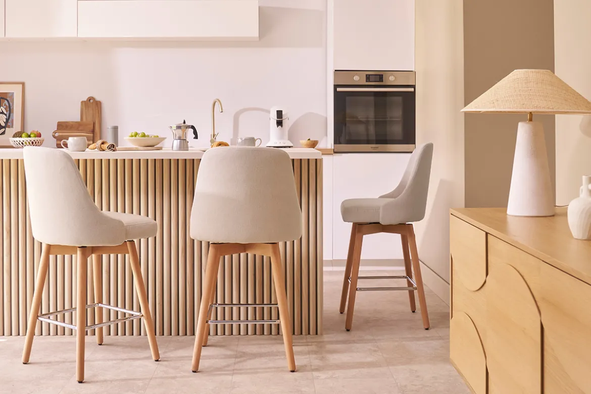 Tabourets de bar scandinaves pivotants 360° en tissu beige et bois hêtre massif H65 cm (lot de 2) HASTA