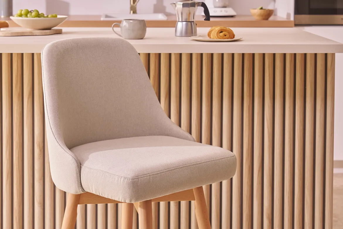 Tabourets de bar scandinaves pivotants 360° en tissu beige et bois hêtre massif H65 cm (lot de 2) HASTA