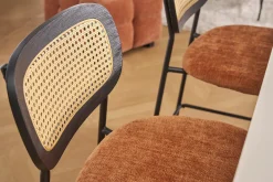 Tabourets design en tissu effet velours texturé terre brulée, métal noir et cannage rotin (lot de 2) MIRANDA