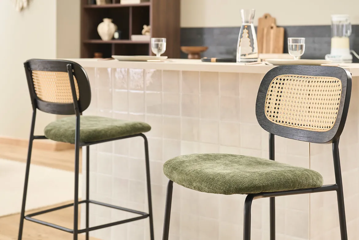 Tabourets design en tissu effet velours texturé vert kaki, métal noir et cannage rotin (lot de 2) MIRANDA