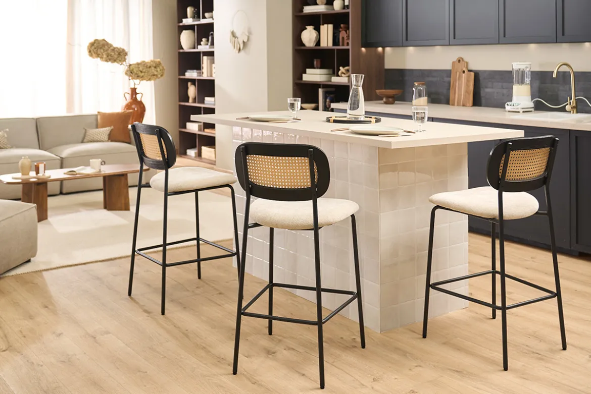 Tabourets design en tissu effet velours texturé beige, métal noir et cannage rotin (lot de 2) MIRANDA