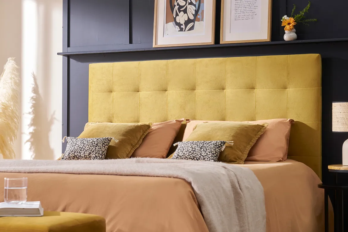 Tête de lit capitonnée en tissu velours jaune moutarde L160 cm HALCIONA